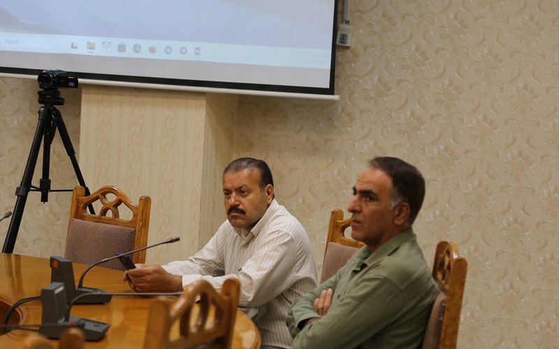 902