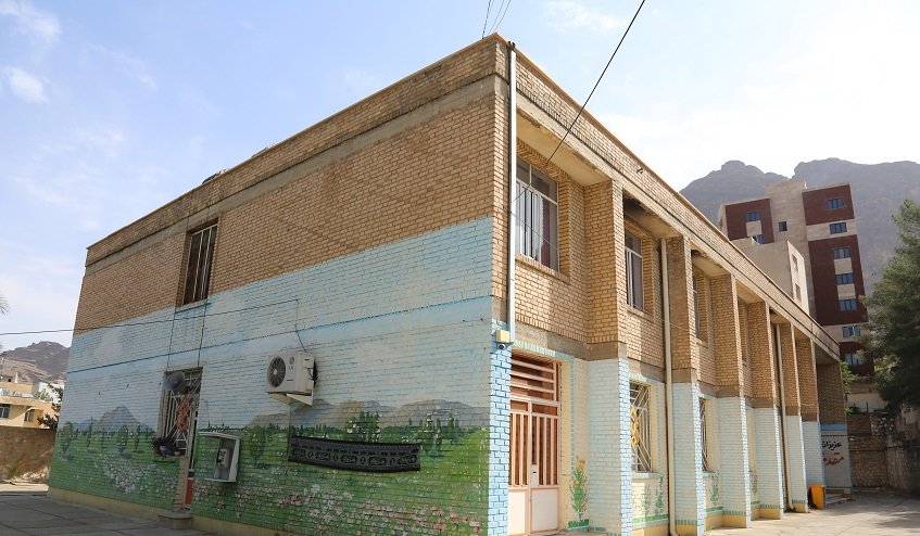 دبیرستان